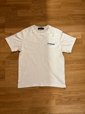 Balenciaga t shirt - Extremt Bra skick men inga tecken av slitage. Sitter perfekt i storleken. Skriv om du vill ha extra information eller några frågor