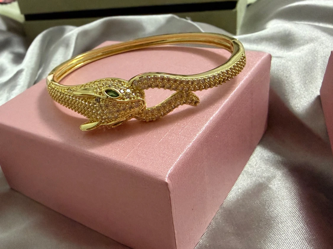 Glittrigt guldarmband med leopardhuvud  - 4