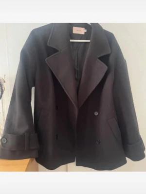 Svart kappa från Nelly - Superfin kappa från Nelly med en oversized passform💕