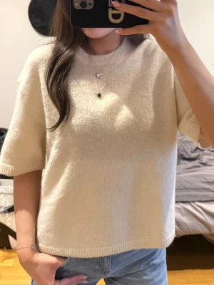 Kortärmad stickad tröja Gina Tricot - Säljer denna kortärmade stickade tröja från Gina Tricot. Använd fåtal gånger och i super fint skick. Storlek S, passar XS och M också. 230 kr + frakt! Vid fler frågor, etc skriv privat 🙌🏼🌄🏄🏽‍♀️☀️🩷