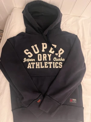 !Intressekoll! hoodie från Superdry - Jättefin vintage hoodie som passar bra nu i vinter. Denna hoodie är jättesvår att få tag på och sällsynt!  Kom gärna med prisförslag. 