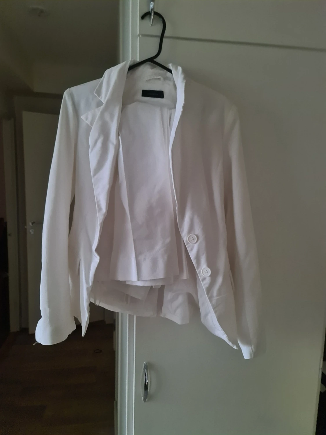 Vit kavaj med klassisk krage med byxor