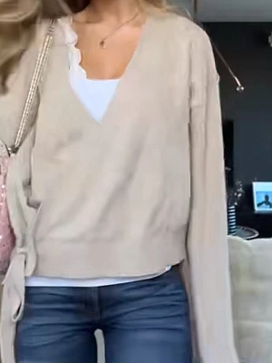 Beige omlottkofta med knytband💖 - Snygg beige omlottkofta med knytband i sidan och långa ärmar. Koftan har en avslappnad passform och V-ringning, perfekt att slänga över ett linne eller t-shirt. Passar till både jeans och kjol för en chill look.💖