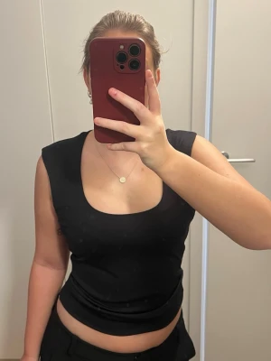 Svart topp H&M - Svart superfin topp från H&M som är i jätte skönt material ❤️endast testad, köpt för 120kr på rean!! 