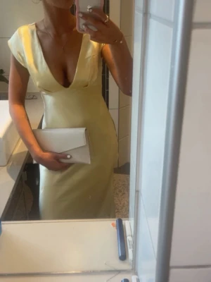 Ljusgul balklänning från hello Molly  - Snygg ljusgul långklänning, endast använd en gång💓 passa på att köpa inför balen!!