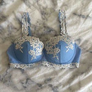 Itimissimi BH - Säljer en blå intimissimi BH då den är för liten. Annars jätte skön och har justerbara axelband för en perfekt passform. Endast testad en gång men var för ivrig med att dra bort lappen där av är den inte kvar. Storlek 80 B. Utan push-up, från kollektionen pretty flowers 
