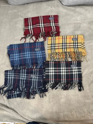 5 st burberry halsdukar  - 5 st burberry halsdukar i fint skick! Alla för 499 kr. Ifall du vill köpa 1,2,3 stycken är det bara att höra av dig! 