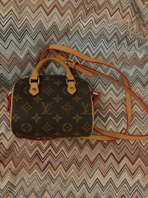 Super gullig handväska - Säljer denna klassiska bruna handväskan. Väskan har både handtag och en lång axelrem i läder, perfekt för att bära på olika sätt. Stängs med dragkedja och har guldfärgade metalldetaljer. Den är verkligen super fin och jätte bra skick💖