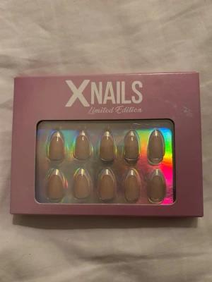 XNails classic chrome - Handgjorda och tillverkade av riktig gelé press-on naglar, med nagellim och glue tabs i förpackningen. Köpta från XNails för 300kr, ej öppnad. Läs mer om produkten på deras hemsida 💗
