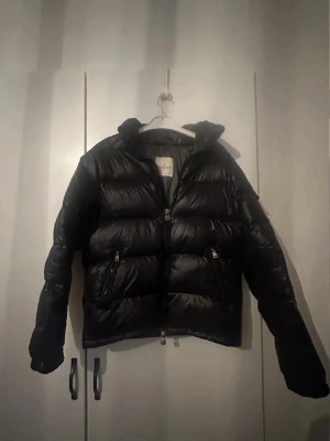 Moncler Maya - Säljer nu min moncler maya då ja inte har användning av den, den är i storlek 2/M och sitter perfekt, tyvär finns ingen luva därav priset är lågt. 