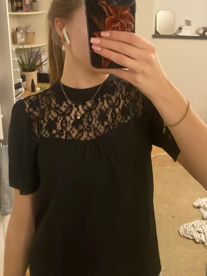 Söt blus med spetsdetalj - Knappt kommit till användning, storlek S från Rut&Circle. Perfekt till festligare tillfällen!