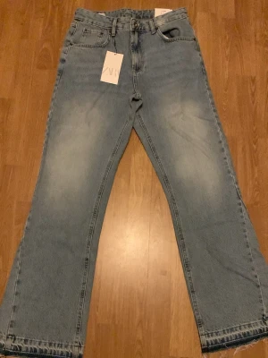 Flared jeans  - Säljer ett par Flared jeans från Zara aldrig använda storlek 30. Priset kan diskuteras 