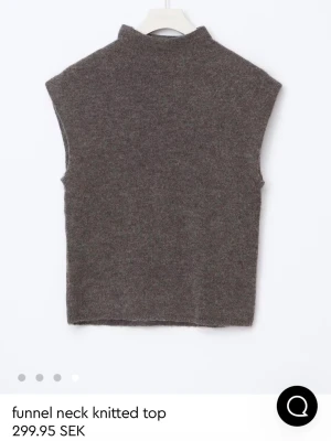 Brun ärmlös stickad tröja med hög krage - Jätteskön brun/grå stickad tröja i storlek S från Gina. Köpt väldigt nyligen och aldrig använd😇 Slutsåld på hemsidan!💓💓 Skriv om ni har frågor🤗 Sista bilden är inte min och är inte samma färg som den jag säljer, men samma modell💓💓