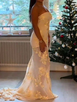 Bella barnett klänning - Helt ny aldrig använt köpt för 2700kr säljer för 870kr