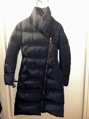 Versace Collection jacka XS – Äkta - ✨ Versace Collection vinterjacka ✨ Strl XS Äkta Versace Collection (etikett finns, se bild) Aldrig använd – nyskick Lång, figursydd modell med sned dragkedja Supervarm & stilren ❄️  Skickas snabbt 📦 Pris kan diskuteras 