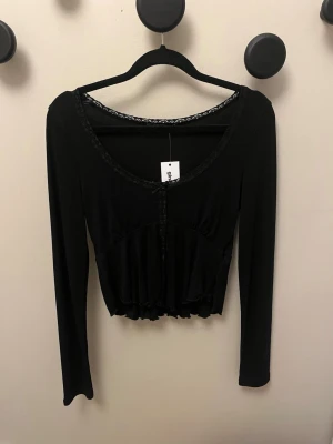 Populär svart topp  - Svart topp med spets detalj från Gina Tricot, säljs då de inte kommer till användning. Endast testad, lapp finns kvar. Slutsåld.
