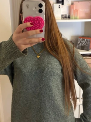 Vero moda stickad tröja - Mysig grön stickad tröja med rund hals och långa ärmar. Tröjan är lite nopprig men märks bara på nära håll!😊