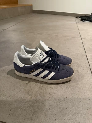 Adidas Gazelle skor - Säljer ett par klassiska Adidas Gazelle sneakers, storlek 42 2/3. Bra skick .