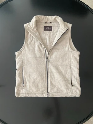 Oscar Jacobson väst - Snygg ljusgrå väst fårn Oscar Jacobson i toppskick. Riktigt fet att slänga över en hoddie. Västen är i storlek S. Skriv gärna vid funderingar ✅🔥 Priset är ej hugget i sten 🪨 🤝