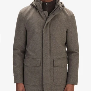 John Henric Ulljacka med avtagbar huva - Superfin John Henric ulljacka med avtagbar luva. Fantastisk skick då den nästan aldrig blivit använd. Storlek M. Skriv vid funderingar!