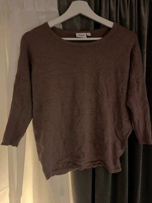 Brun tröja med korta ärmar💋💋 - Jätte fin och snygg brun tröja, är ganska skrynklig på bilden men man kan stryka den💞