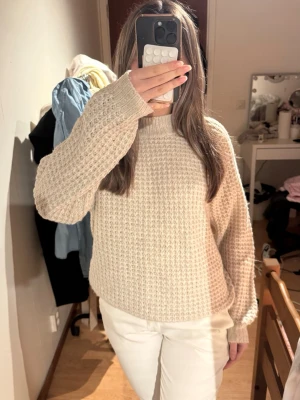 Beige stickad tröja  - Beige stickad tröja från Lager 157. Tröjan är inte nopprig och är i super bra skick! 