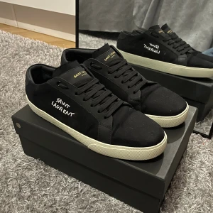 Svarta Saint Laurent sneakers - Säljer ett par svarta Saint Laurent skor i bra skick! ✨Skorna är använda kanske 2-3 gånger max!✨Storlek 44 känns som 43✨Kan gå ner vid snabb affär🤝🏻 Bara skriva vid minsta fundering😁