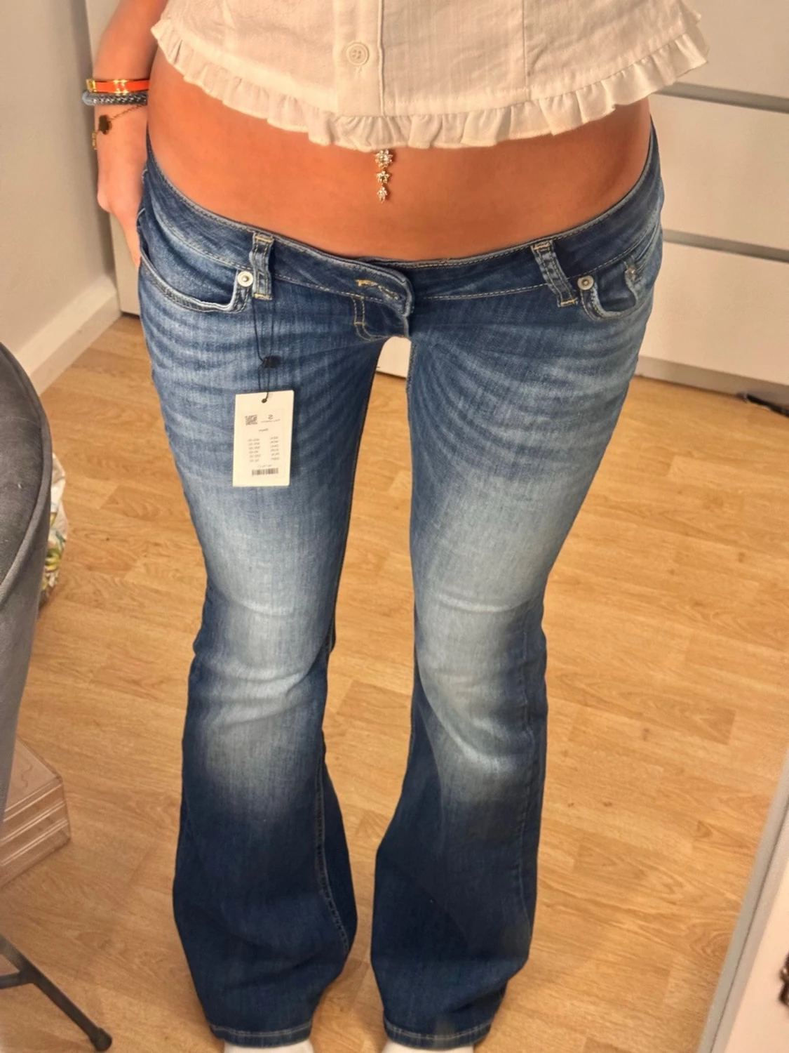 Blå bootcut jeans låg midja