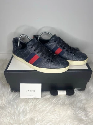 Gucci ace  - Gucci Ace skor!! | Säljer dessa supersnygga svarta Gucci ace skor 💫 | Skorna är i strl 42/ UK 8| Skorna är 9,4/10 skick och sparsamt använda 🌟| Innersulans mått är 27,5cm och allt og medföljer (skor, box, dustbags, kort och extra snören) | Nypris - ca 9000  sek | Pris kan diskuteras vid snabb affär!! 💸 | För flera bilder eller frågor så är det bara att kontakta mig, skriv gärna till mig innan ni köper!📩