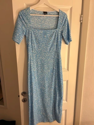 Blå blommig klänning - Blå/vit blommig klänning från Gina tricot🌸