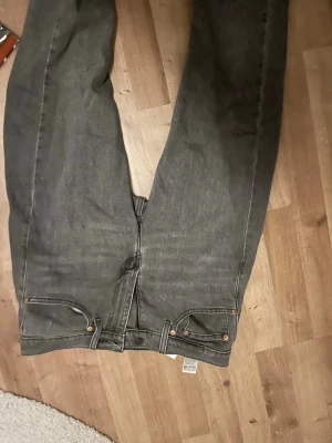 Levi's 501 grå jeans straight fit - Helt nya säljer för 415 vid snabb affär kan gå ner i pris snabbt 