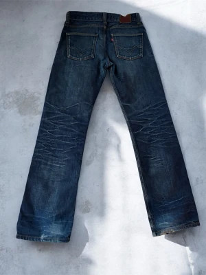 Raw Vintage Levis - Levis jeans med sjuka fades i hög kvalité🙌 Mått: Midja 38cm Längd 103cm Benöppning 20cm Innerbenslängd 78cm ALLA MÅTT KAN VARA +/- 1cm Bakfickan är lite loss (se sista bild)