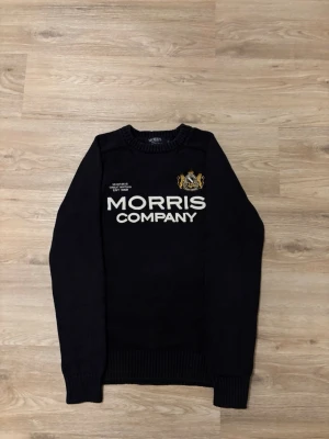 Morris tröja  - Tja, säljer denna feta Morris tröja i mycket bra skick. Storleken är S och sitter perfekt för dig som är mellan 170-175 cm lång! Modellen på bilden är 170. Mitt pris är 599, men kan givetvis diskuteras vid snabb affär! Tröjan är något urtvättad men märks inte vid användning. Hör av er vid frågor eller minsta fundering! 