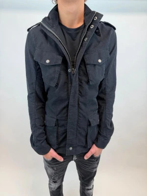 Woolrich Jacka  - Hej! Säljer nu denna väldigt snygga och eftertraktade Woolrich Fieldjacka!  Jackan är slutsåld överallt och går inte att få tag på… jackan är perfekt nu till vintern Storlek M  Ny pris: 6000 kr Säljs för: 1399 kr