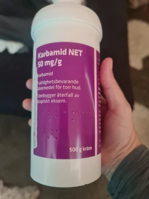 Karbamid NET 50 mg/g kräm 500g - Fuktighetsbevarande kräm med karbamid, speciellt framtagen för torr hud. Hjälper till att förebygga återfall av atopiskt eksem. Kommer i en stor vit plastflaska med lila etikett och innehåller 500 gram kräm.