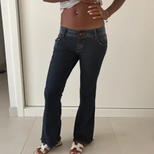  vintage Superlowwaist bootcut jeans - Midjemått rakt över: 36 cm Innebenslängd: 72 cm💙