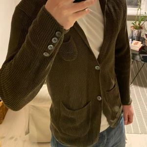 Cardigan från Massimo Dutti - Säljer denna olivgröna stickade cardigan i italienskt garn från Massimo Dutti. Den är i riktigt bra skick, med skönt material. Storlek medium-large , go att ha nu till vintern eller våren.                                     Skriv gärna om ni har frågor📬💫