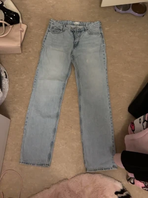  ljusblå raka jeans - Ljusblå jeans med klassisk rak passform och normal midjehöjd.