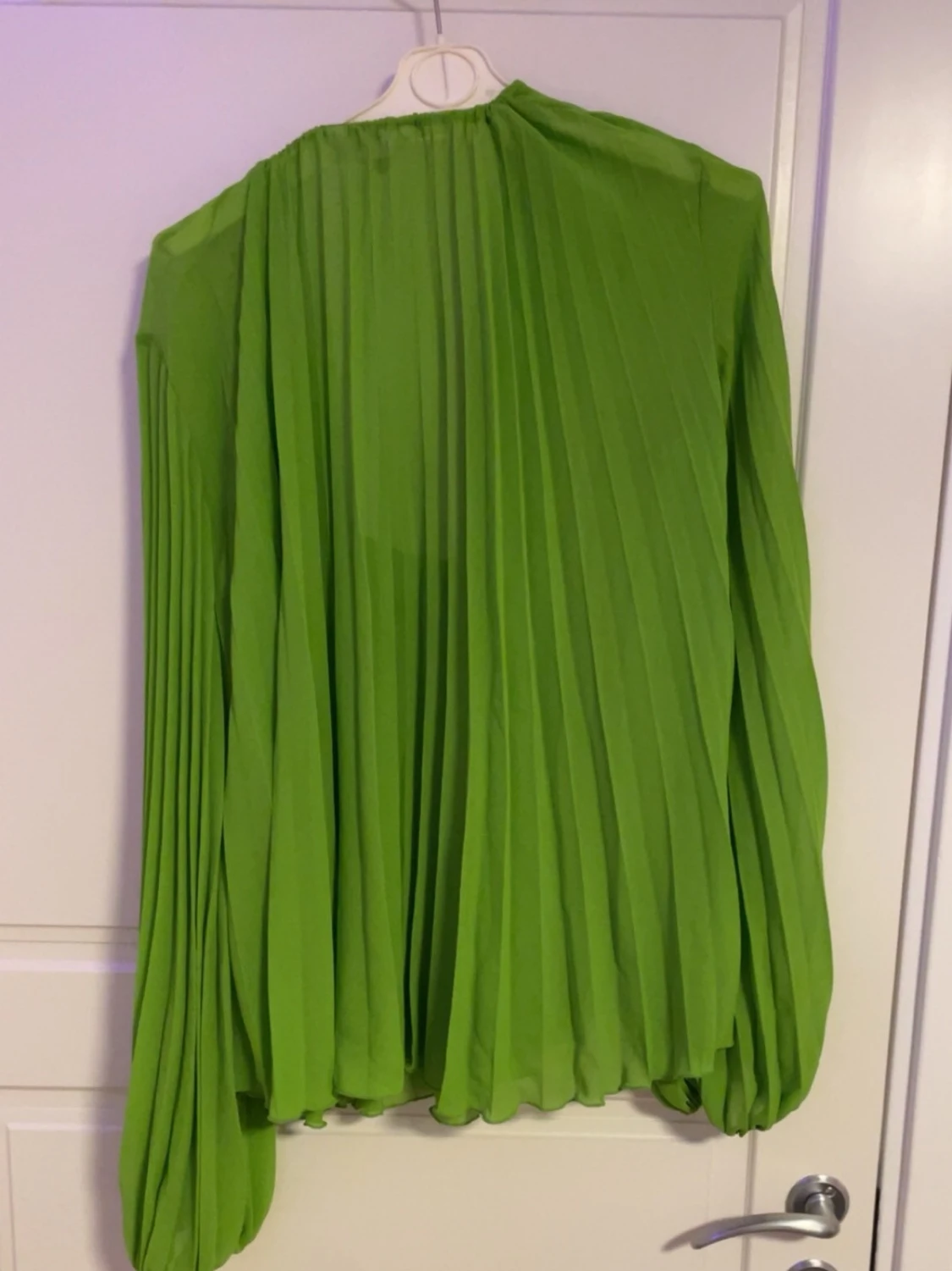 Grön plisserad blus med drapering - 1