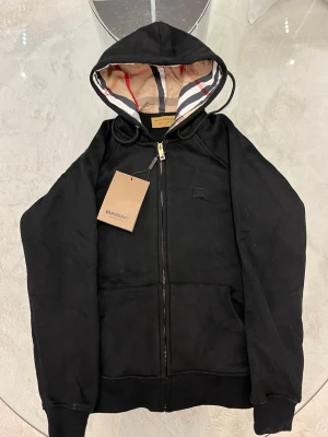 Burberry hoodie svart  - Helt oanvänd svart Burberry hoodie.                    Storlek L men passar som en liten m.                  🚚 Snabb frakt 1-2 dagar.  ✅ ingar skador eller tynågot tecken på slitage.  💬 skriv gärna vid frågor - jag svara snabbt