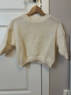 cropped tröja - Säljer en krämvit stickad magtröja nytt skick 