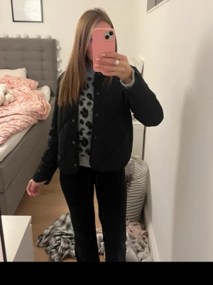Svart quiltad pufferjacka - Snygg svart pufferjacka, perfekt nu till våren, inga tecken på användning.                Lite liten i storleken 