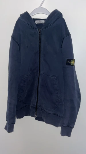 Stoneisland zip hoodie - Säljer en stoneisland hoodie med zip för bra pris, Hoodien har skador vid ärmarna och ett litet hål och ett stort hål, men syns inte. Pris kan diskuteras! nfc/scan finns!
