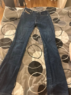 Diesel jeans mörkblå Lågmidjade  - Säljer diesel jeans som är Lågmidjade med snygga bakfickor i mörkblå. Inga defekter. Pris går att diskutera 