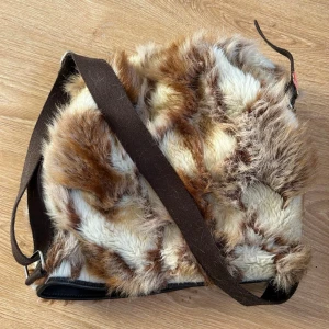 y2k Päls Väska - super fin, köpt på second hand men kommer inte till användning längre.. finns extremt mycket plats i väskan & det går att justera längden på banden.