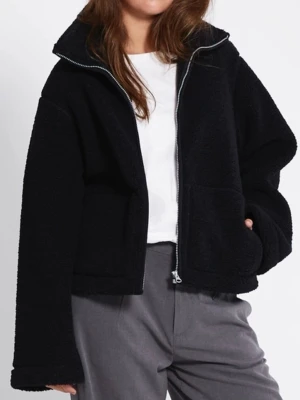 Svart oversized teddyjacka - Svart teddyjacka med oversized passform och hög krage. Jackan har dragkedja framtill och stora fickor. Perfekt för dig som vill ha en mysig och trendig look. Tillverkad i mjukt teddy-material.