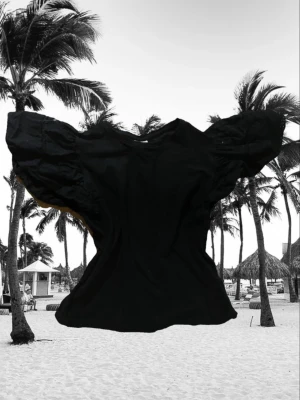 Sthlm vintige-looking elegant spätsärmad tröja - Jättefin svart spätstopp från Zara. Den är i storlek S (size10) och sitter fint. Tröjan har inga större slitage utöver ett lagat föredetta hål i en av sömmarna som numera är omärkbart (ville bara informera ifall att någon skulle vilja veta det i för hand 💕💕) den är 44cm lång och 36 cm bred och passar fint både på fest och till vardagen 💕