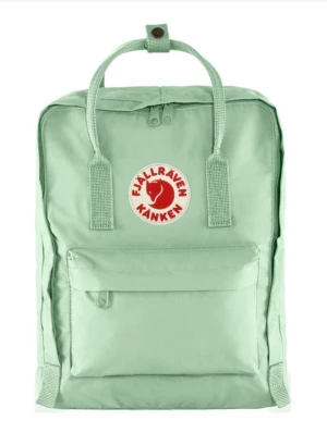 Ny Mintgrön Kånken ryggsäck Fjällräven - Säljer en helt ny Fjällräven Kånken i mintgrön färg. Lappen sitter kvar och den är aldrig använd. Klassisk fyrkantig form med handtag upptill, stor ytterficka med dragkedja och det ikoniska runda röda märket framtill. Perfekt för skola eller utflykter. Hör av dig vid frågor 😊