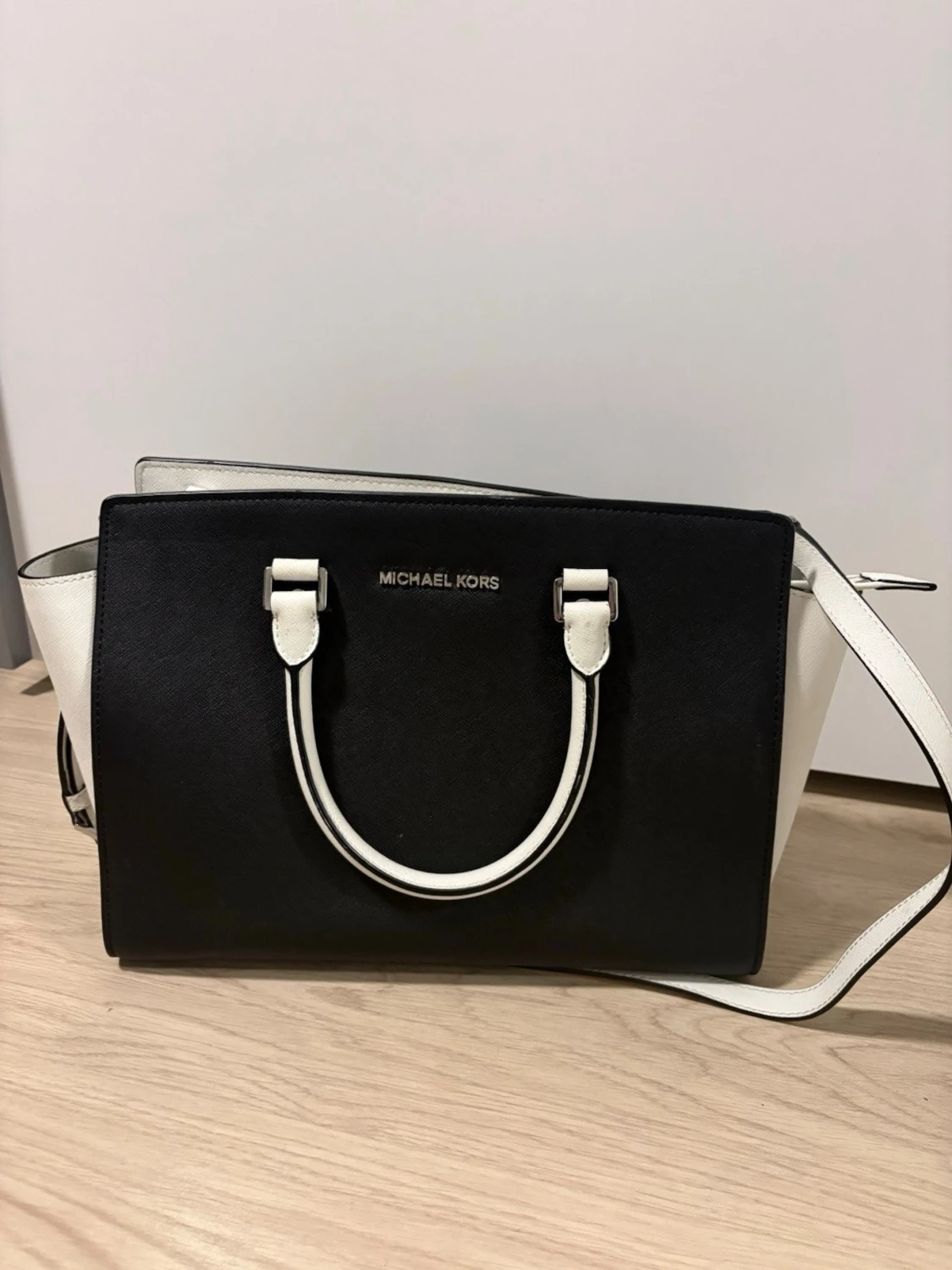 Svart och vit handväska Michael Kors