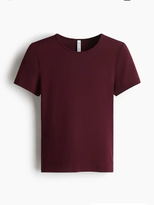 Vinröd tight t-shirt - Säljer en vinröd tight t-shirt med rund halsringning och korta ärmar. Materialet är super skönt, helt ny med prislapp kvar💕 slutsåld på hemsidan
